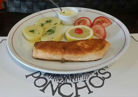 Restaurante Poncho's plato con pescado